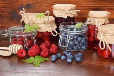 yaban mersini ve ahududu kavanoz kış çayı için