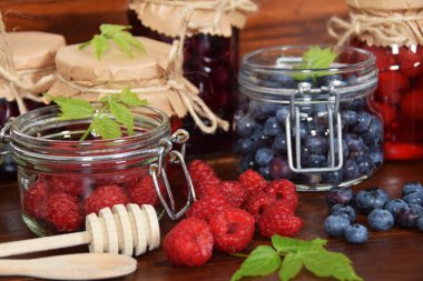 yaban mersini ve ahududu kavanoz kış çayı için