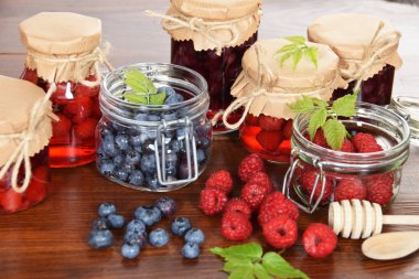 yaban mersini ve ahududu kavanoz kış çayı için