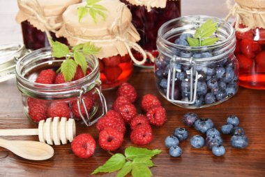 yaban mersini ve ahududu kavanoz kış çayı için