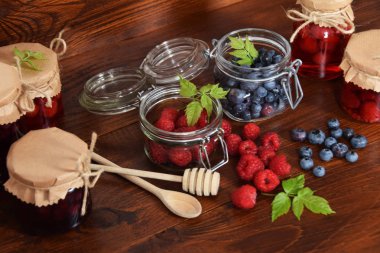 yaban mersini ve ahududu kavanoz kış çayı için