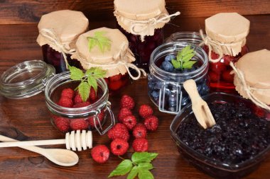 yaban mersini ve ahududu kavanoz kış çayı için