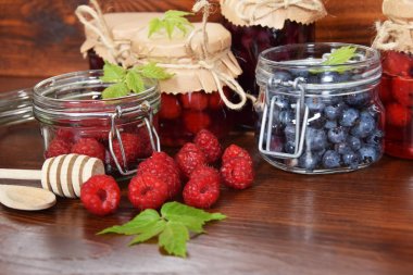 yaban mersini ve ahududu kavanoz kış çayı için