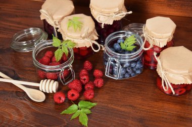 yaban mersini ve ahududu kavanoz kış çayı için