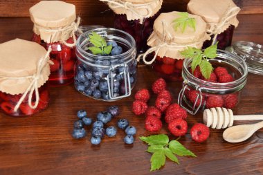 yaban mersini ve ahududu kavanoz kış çayı için