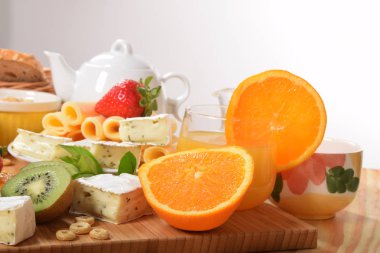 Bir diyet kahvaltı y ile çilek portakal ve kivi meyve