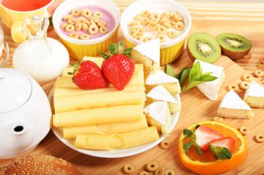 Beyaz ve sarı yeşil biber ile peynir