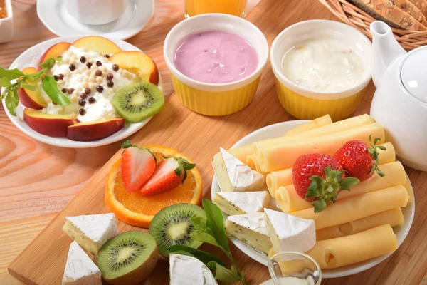 Vanilya ve böğürtlenli yoğurt çilek sarı ve beyaz peynir