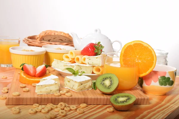 Owoce truskawki kiwi i pomarańczy na dietetyczne śniadanie z y — Zdjęcie stockowe