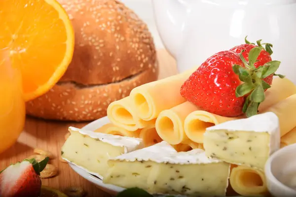 Beyaz ve sarı yeşil biber ile peynir