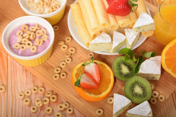 Vanilya ve böğürtlenli yoğurt çilek sarı ve beyaz peynir