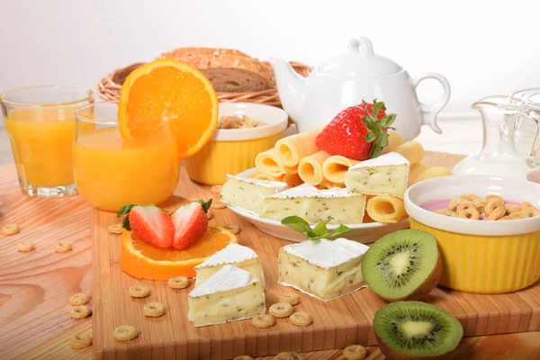 Naranja fresa y kiwi en un desayuno dietético con y —  Fotos de Stock