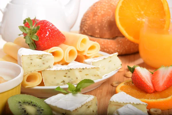 Beyaz ve sarı yeşil biber ile peynir