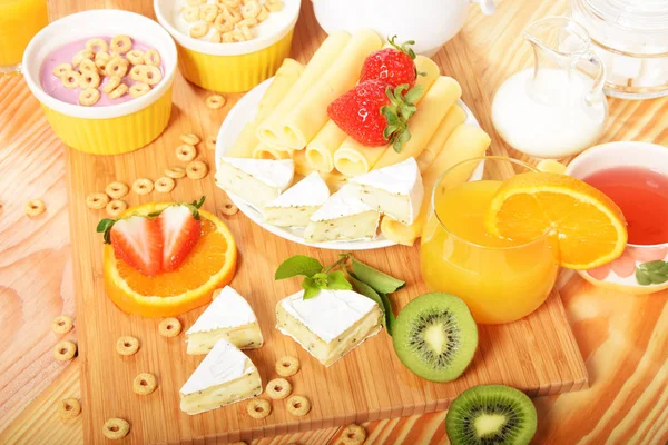 Naranja fresa y kiwi en un desayuno dietético con y —  Fotos de Stock