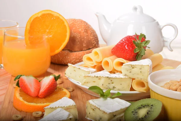 Bir diyet kahvaltı y ile çilek portakal ve kivi meyve