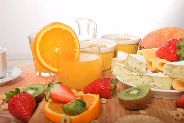 Beyaz ve sarı yeşil biber ile peynir