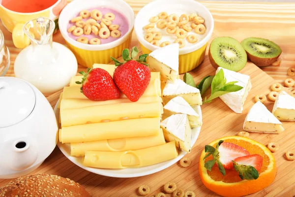 Beyaz ve sarı yeşil biber ile peynir