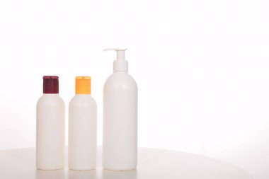 Kozmetik şişeleri, plastik kaplar ve tüpler