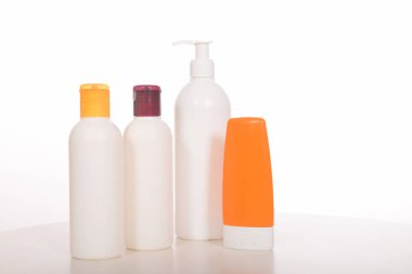 Kozmetik şişeleri, plastik kaplar ve tüpler