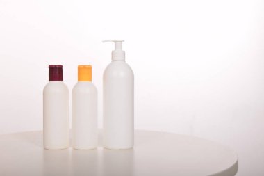 Kozmetik şişeleri, plastik kaplar ve tüpler