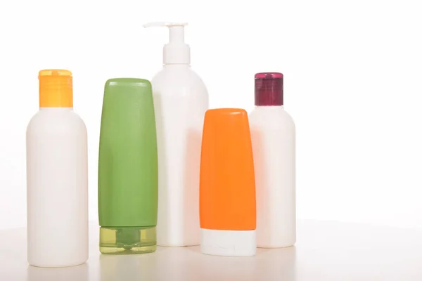 Kosmetika v lahvích plastových nádob a trubek — Stock fotografie