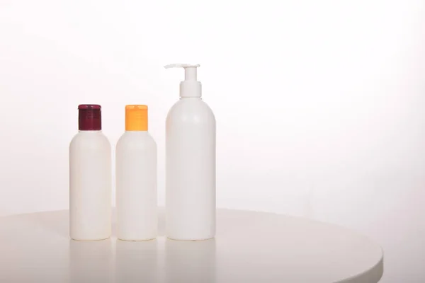 Cosmetica in flessen van plastic verpakkingen en buizen — Stockfoto