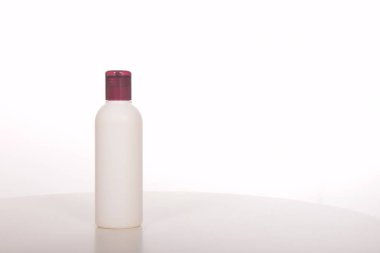 Kozmetik şişeleri, plastik kaplar ve tüpler