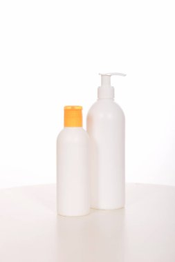 Kozmetik şişeleri, plastik kaplar ve tüpler