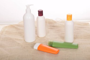 Kozmetik şişeleri, plastik kaplar ve tüpler