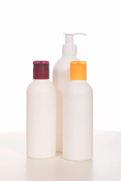 Kosmetyki w butelki plastikowe pojemniki i rury — Zdjęcie stockowe