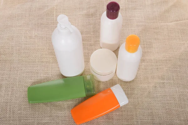 Cosméticos en botellas de envases y tubos de plástico —  Fotos de Stock