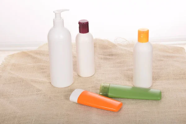 Kozmetik şişeleri, plastik kaplar ve tüpler