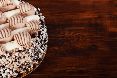 Çikolata kahve pasta krema ile