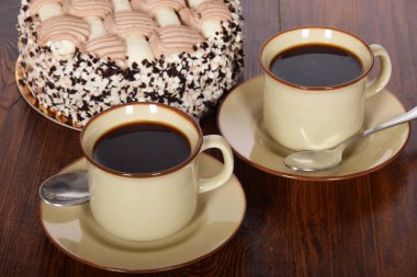 siyah kahve bir fincan çikolatalı kek ile