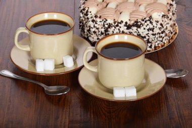 siyah kahve bir fincan çikolatalı kek ile