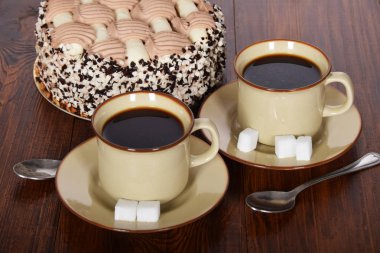 siyah kahve bir fincan çikolatalı kek ile