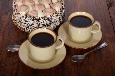 siyah kahve bir fincan çikolatalı kek ile