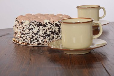 siyah kahve bir fincan çikolatalı kek ile