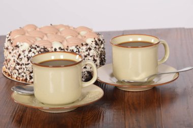 siyah kahve bir fincan çikolatalı kek ile