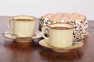 siyah kahve bir fincan çikolatalı kek ile