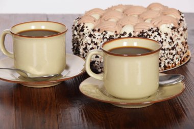 siyah kahve bir fincan çikolatalı kek ile