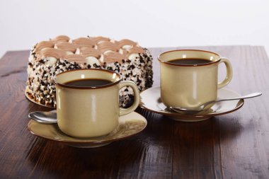 siyah kahve bir fincan çikolatalı kek ile