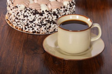 siyah kahve bir fincan çikolatalı kek ile