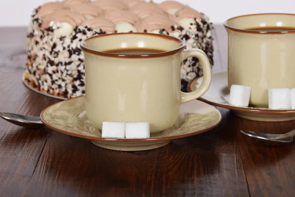 siyah kahve bir fincan çikolatalı kek ile