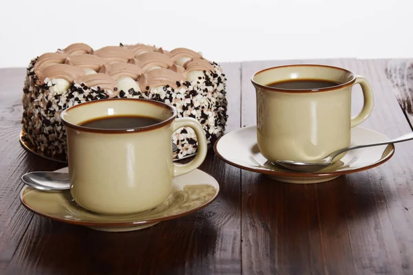 siyah kahve bir fincan çikolatalı kek ile