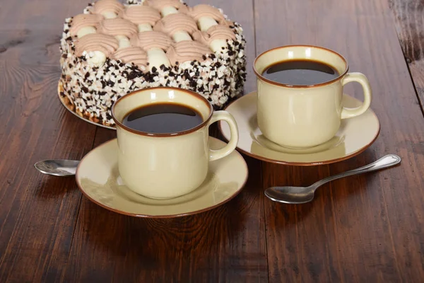 siyah kahve bir fincan çikolatalı kek ile