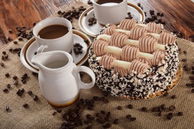 Siyah kahve taneleri ve kahveli kek