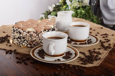 Siyah kahve taneleri ve kahveli kek