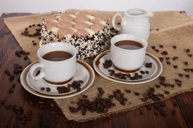 Siyah kahve taneleri ve kahveli kek