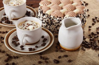 Siyah kahve taneleri ve kahveli kek